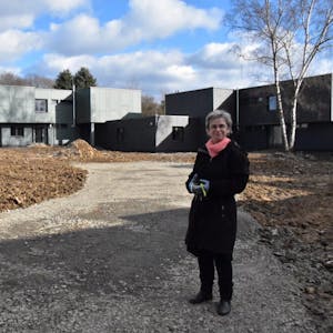 Eine Förderschule richtet in den leerstehenden Gebäuden eine Zweigstelle ein. Darüber freut sich Judith Pschibille, Leiterin des Bodelschwingh-Gymnasiums.