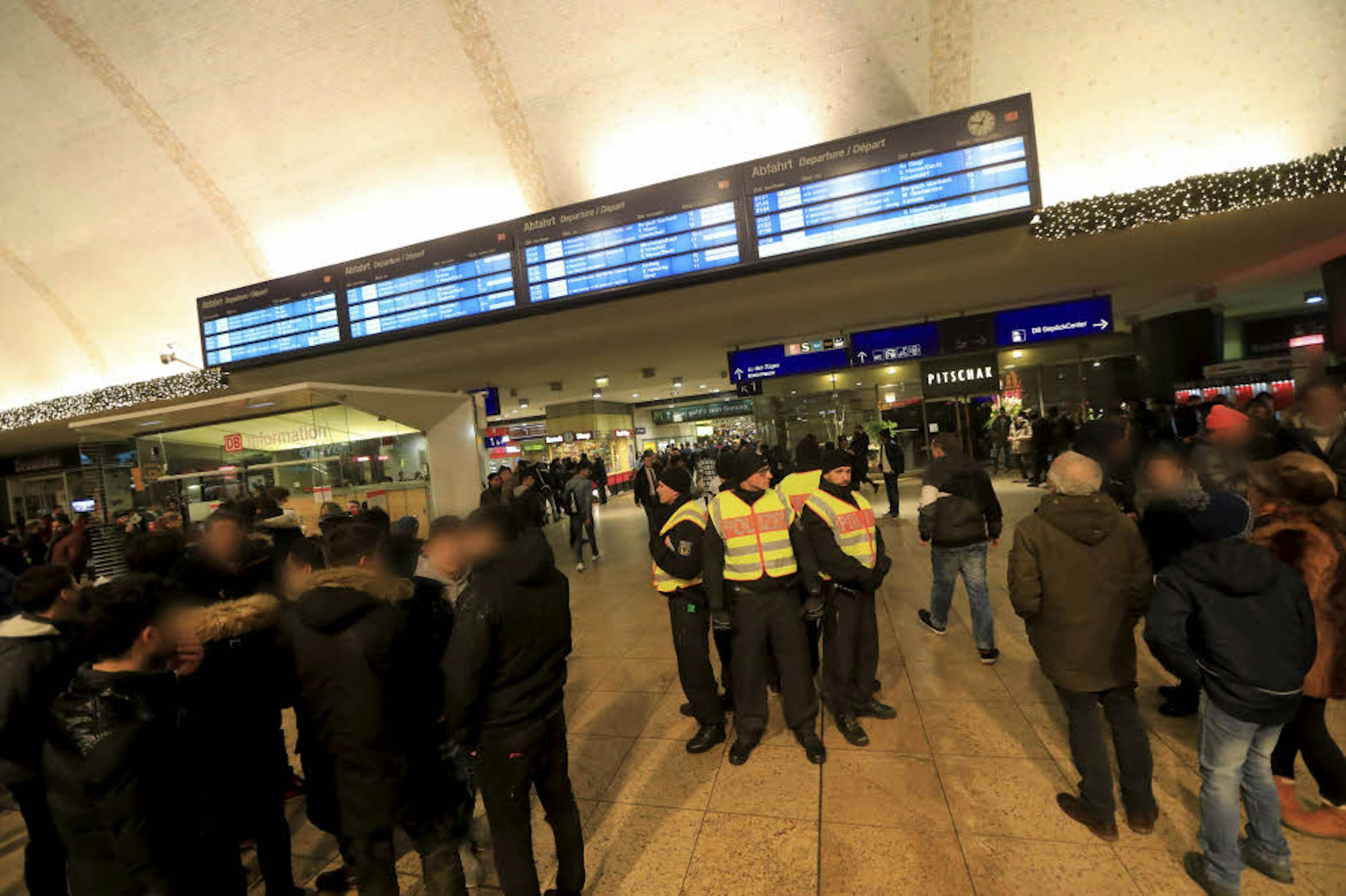 Großes Aufgebot: Sicherheitskräfte im Hauptbahnhof, Absperrungen am Dom.