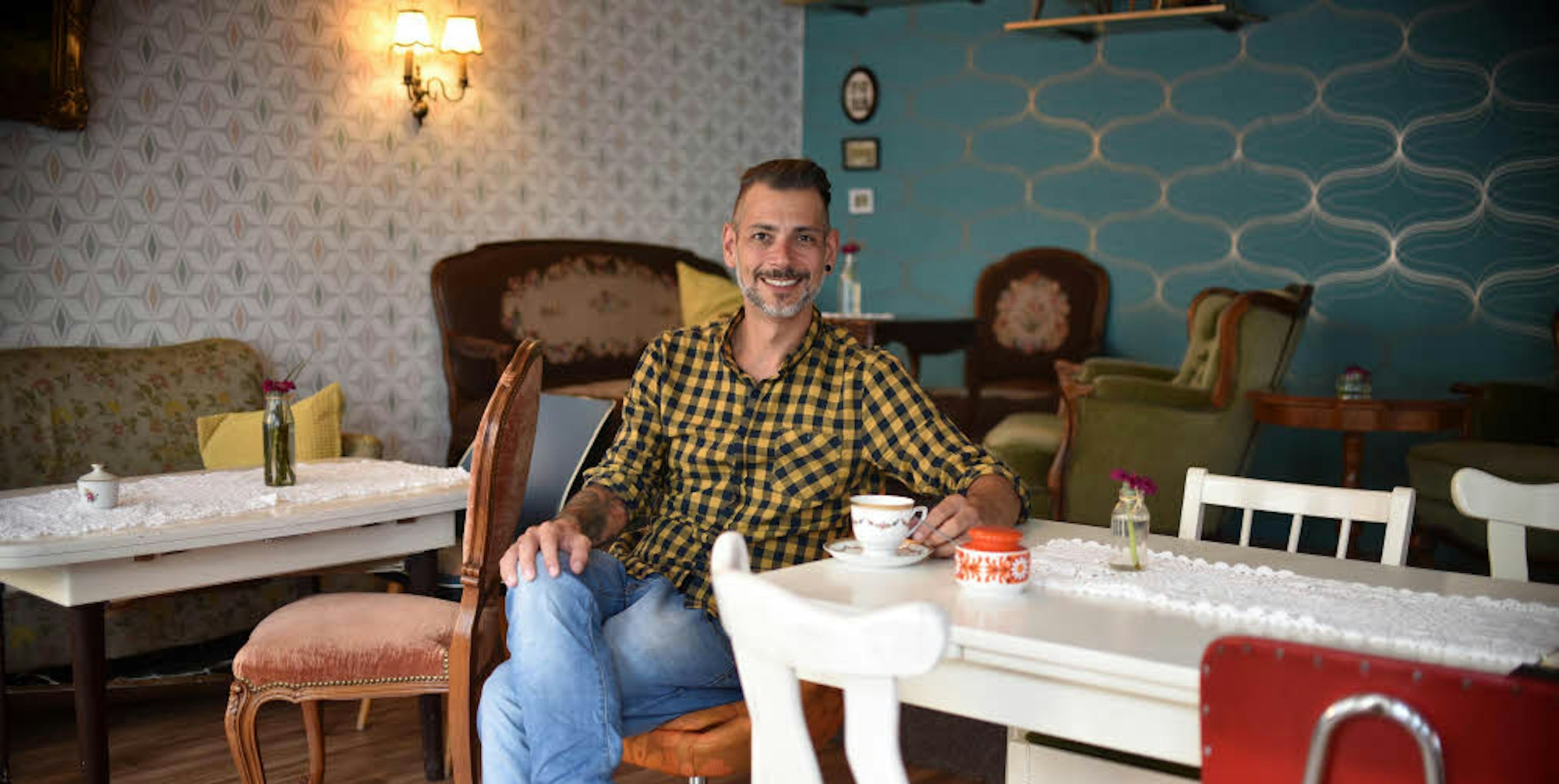 Altes zum Leben erwecken: Marcus Ramotta sammelte für sein Café Tante Gertruud Möbel aus ganz Deutschland.