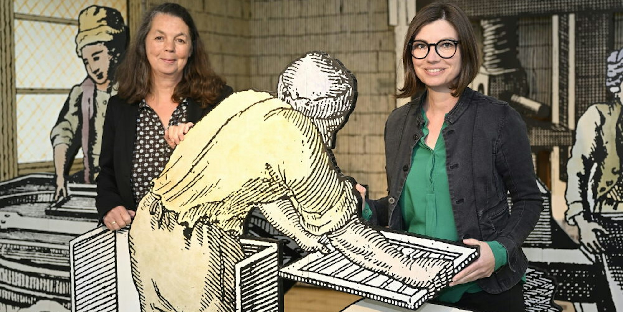 Die neue Leiterin des LVR-Industriemuseums Papiermühle Alte Dombach, Sonja Nanko (r.), mit Kollegin Annette Schrick.