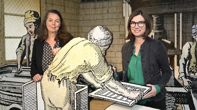 Die neue Leiterin des LVR-Industriemuseums Papiermühle Alte Dombach, Sonja Nanko (r.), mit Kollegin Annette Schrick.