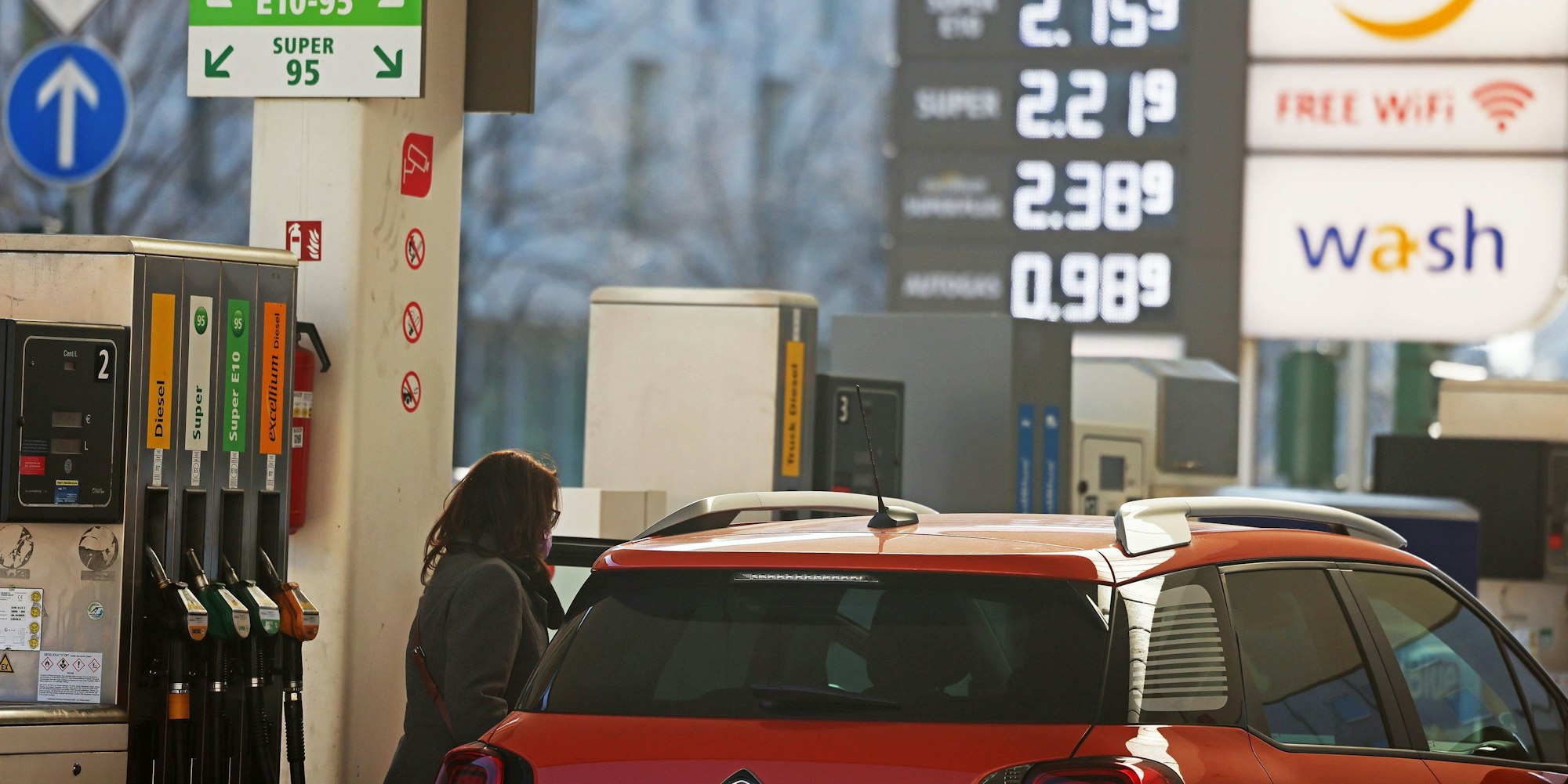 Auch die Benzin- und Dieselpreise, hier das Symbolfoto einer Tankstelle in Köln am 9. März, haben die Inflation in die Höhe getrieben.