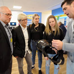 Die Geschäftsführer Hemmo Penning und Alkuin Perez-Schneider (r.) begrüßten auch Renate Wolf und ihre Handballelfen bei der Neueröffnung der Ortho-Lev-Zentrale in Opladen.