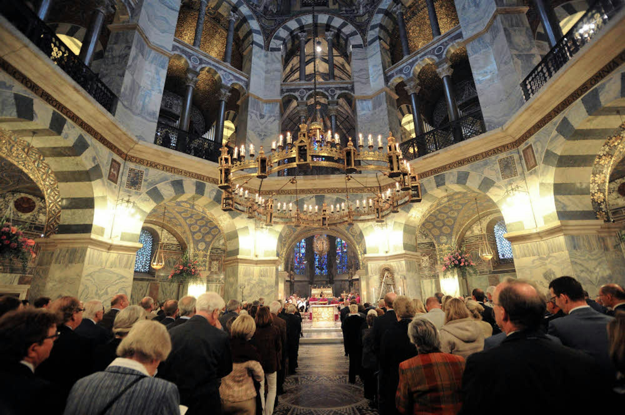 Der voll besetzte Dom in Aachen bei der Erhebungsfeier zum Beginn der Heiligtumsfahrt.