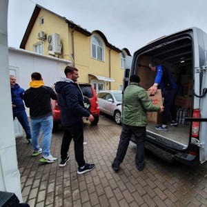 An der Grenze zur Ukraine in Polen wurde der Transporter aus Lindlar entladen. Die Helfer und haben sich nun in Gummersbach getroffen, um über eine Vereinsgründung beraten.