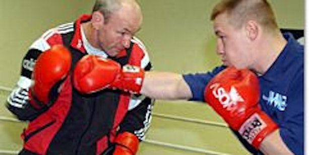 Im Boxring des Wolke-Camps in Frankfurt (Oder) trainiert Boxtrainer Manfred Wolke (l.) mit Super-Mittelgewicht-Europameister Danilo Häußler.