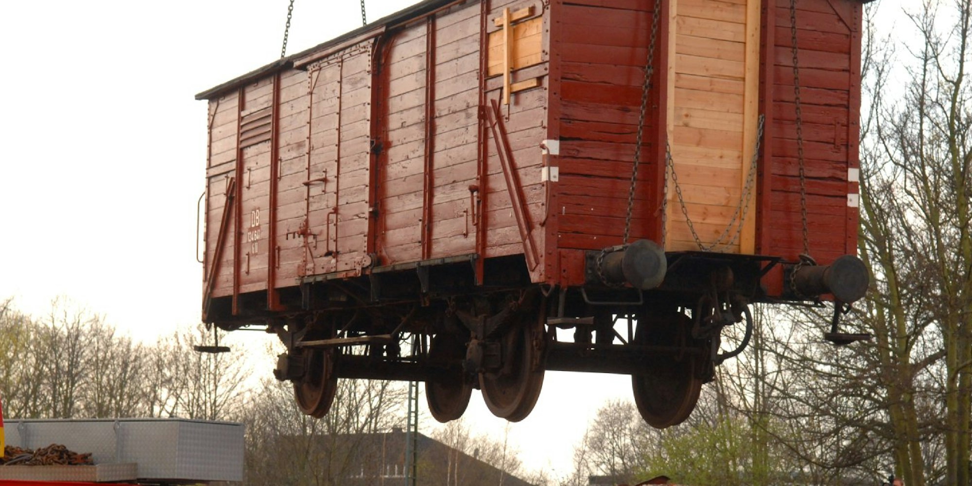 Von zwei Kranwagen wurde der zehn Tonnen schwere Güterwaggon auf einen Tieflader gehievt.