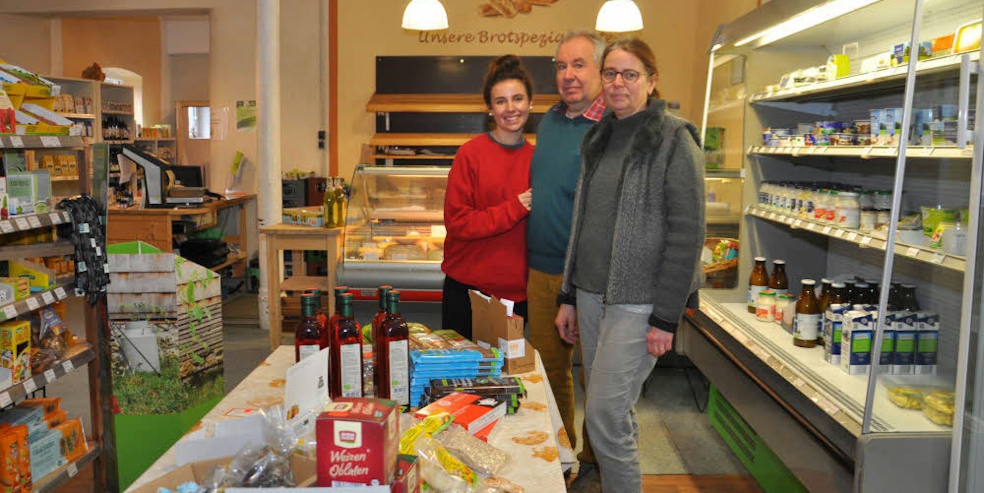 Ein Lebensmittelvollsortiment in Bioqualität boten Katharina und Peter Hanen, hier mit Tochter Karlotta, in ihrem Hofladen in Niederembt.