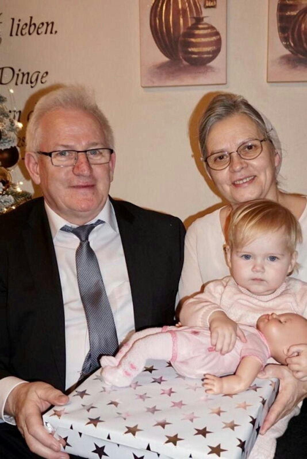 Viktor und Nelli Steinle mit einem ihrer Enkelkinder.