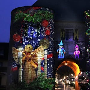 Eine Video-Animation lässt das Aachener Tor in der Weihnachtszeit in spektakulärem Licht erstrahlen.