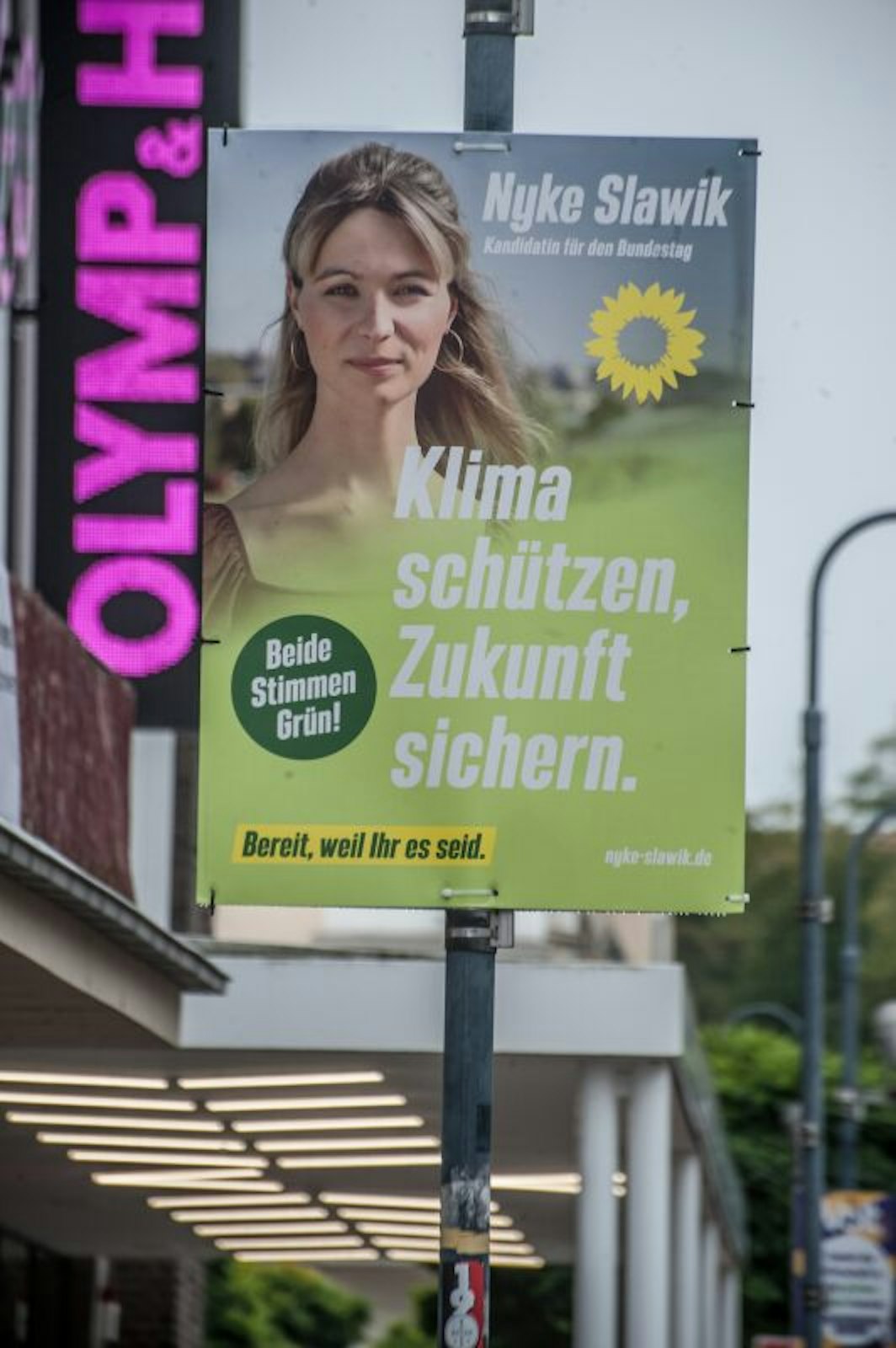 Drei Frauen und ihre Plakate: Einfach bereit ist Nyke Slawik.