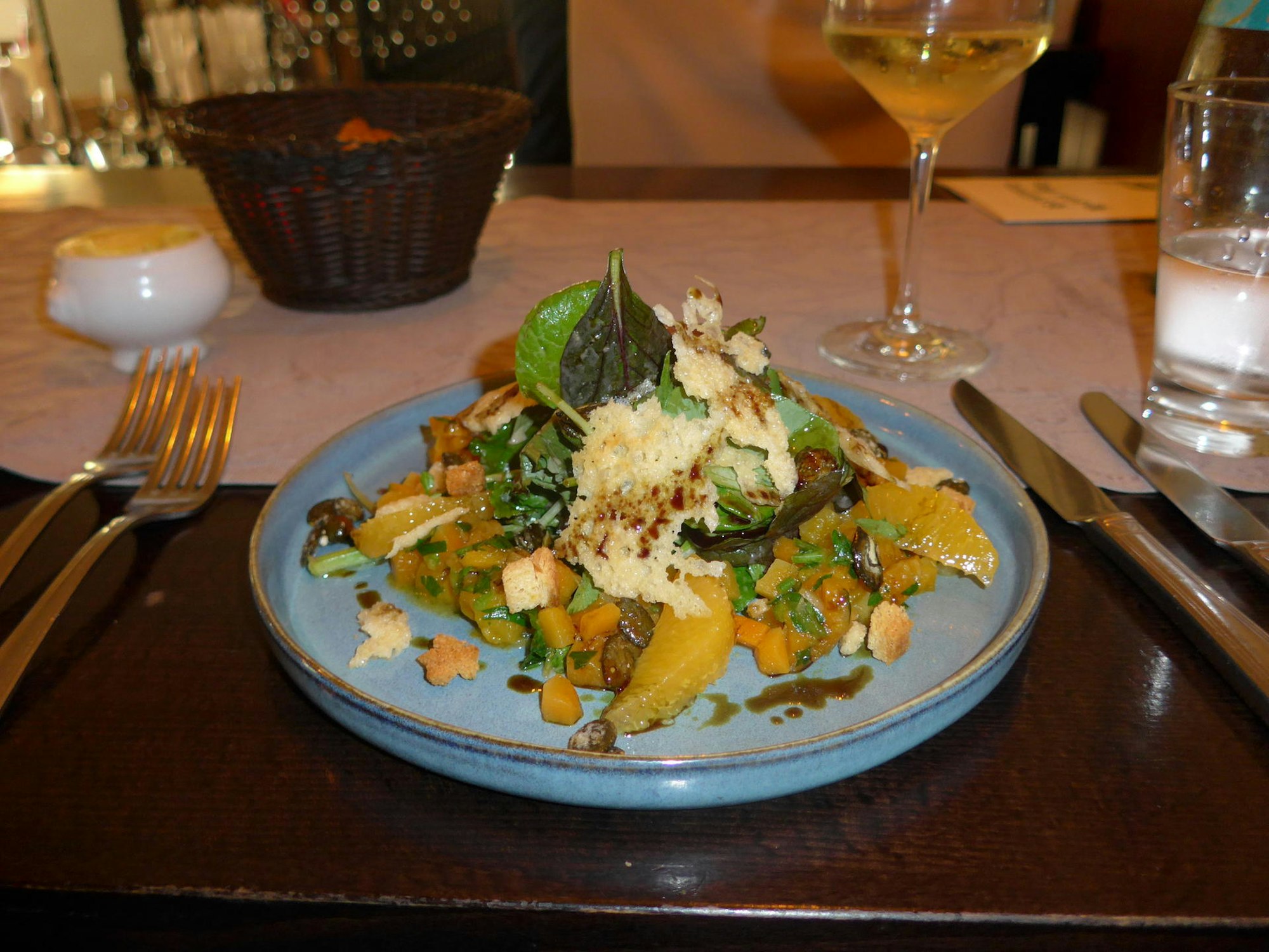 Auf der Herbstkarte des Restarants „Haus Bosen“ steht Kalbsleber mit Pastinakenpüree, Holzapfel und Salbeibutter.
