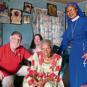 Gabi Klein und Hans Jagsch besuchten auch die 105-jährige Mutter von Schwester Bibiana, die trotz ihres Alters noch bei der Erziehung und Bildung der Kinder hilft.