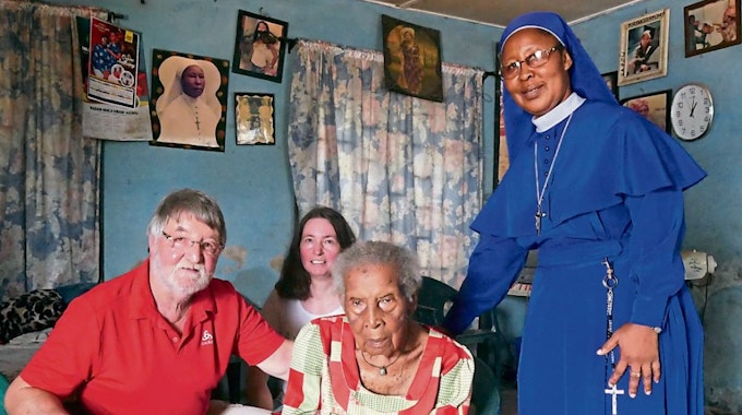 Gabi Klein und Hans Jagsch besuchten auch die 105-jährige Mutter von Schwester Bibiana, die trotz ihres Alters noch bei der Erziehung und Bildung der Kinder hilft.