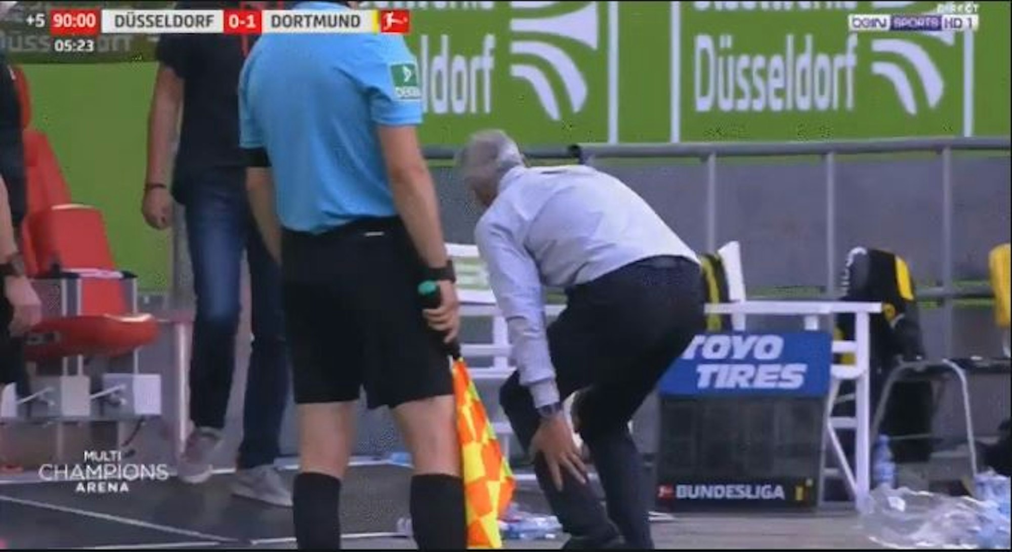 Eine TV-Aufnahme einer Zerrung von BVB-Trainer Lucien Favre.