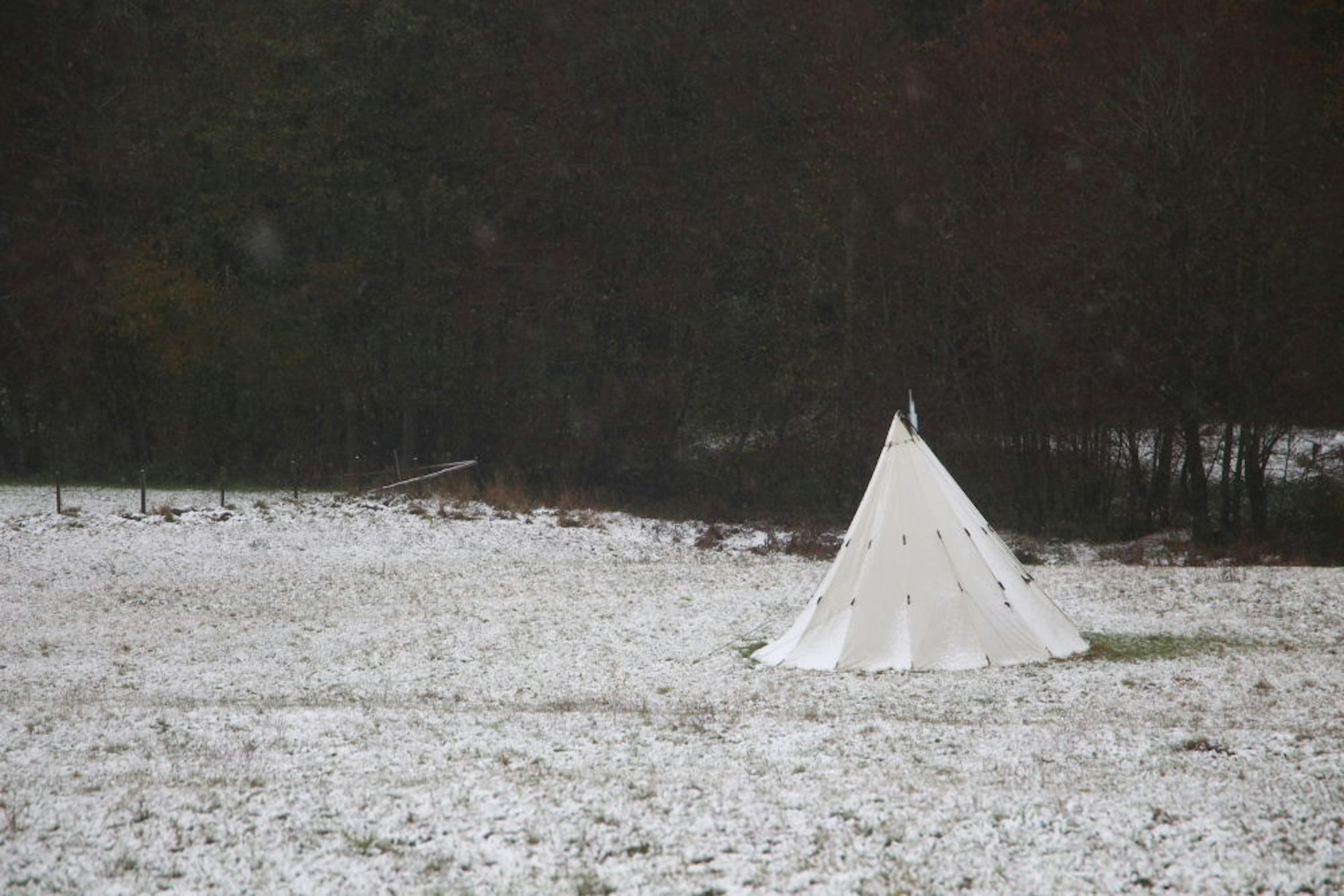 Hier könnten die Nächte kalt werden: Ein Zelt stand am Montagvormittag auf einer verschneiten Wiese in der Eifel.