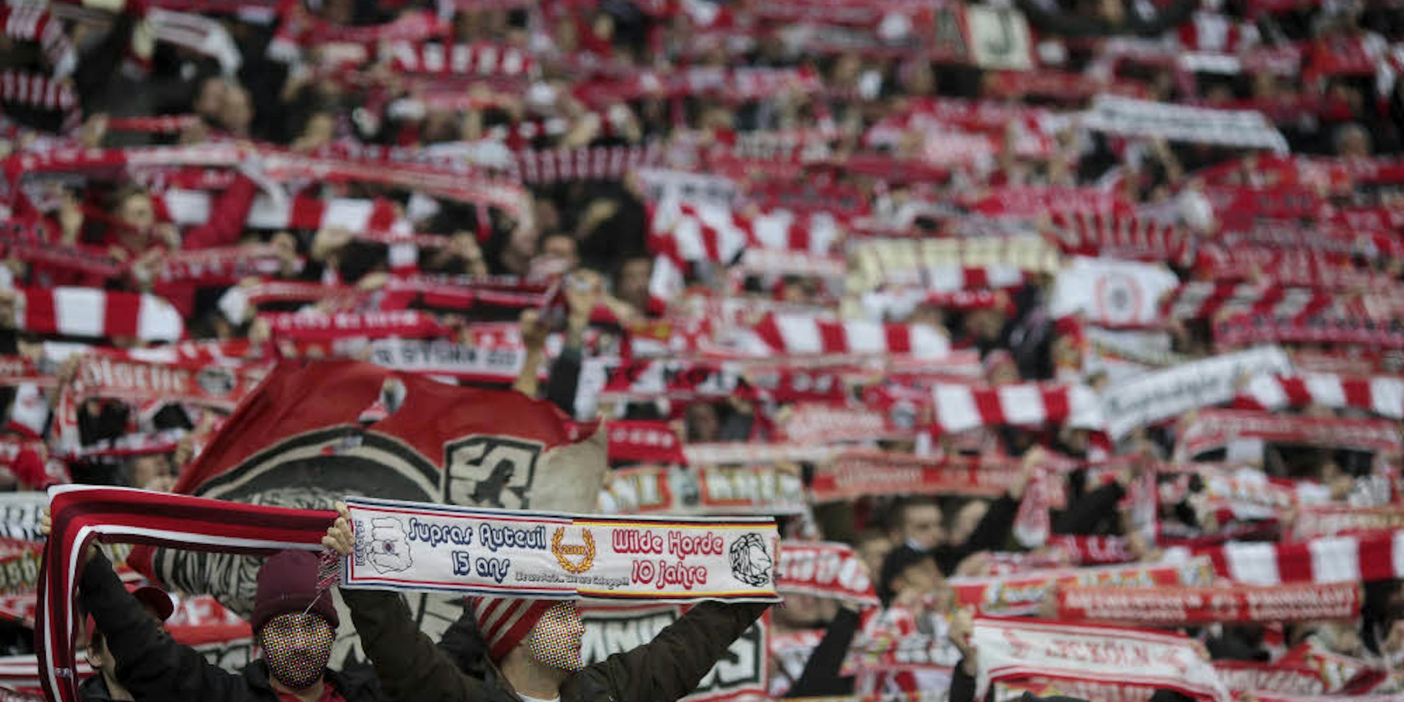Die Ultra-Szene ist facettenreich: Unter die friedlichen Anhänger mischen sich auch in Köln gewaltbereite Fans.