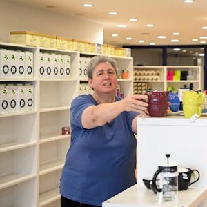 Wieder geöffnet und die Regale sollen sich möglichst schnell füllen: Ulrike Kauder betreibt in Euskirchen den „Tee-Traum“.