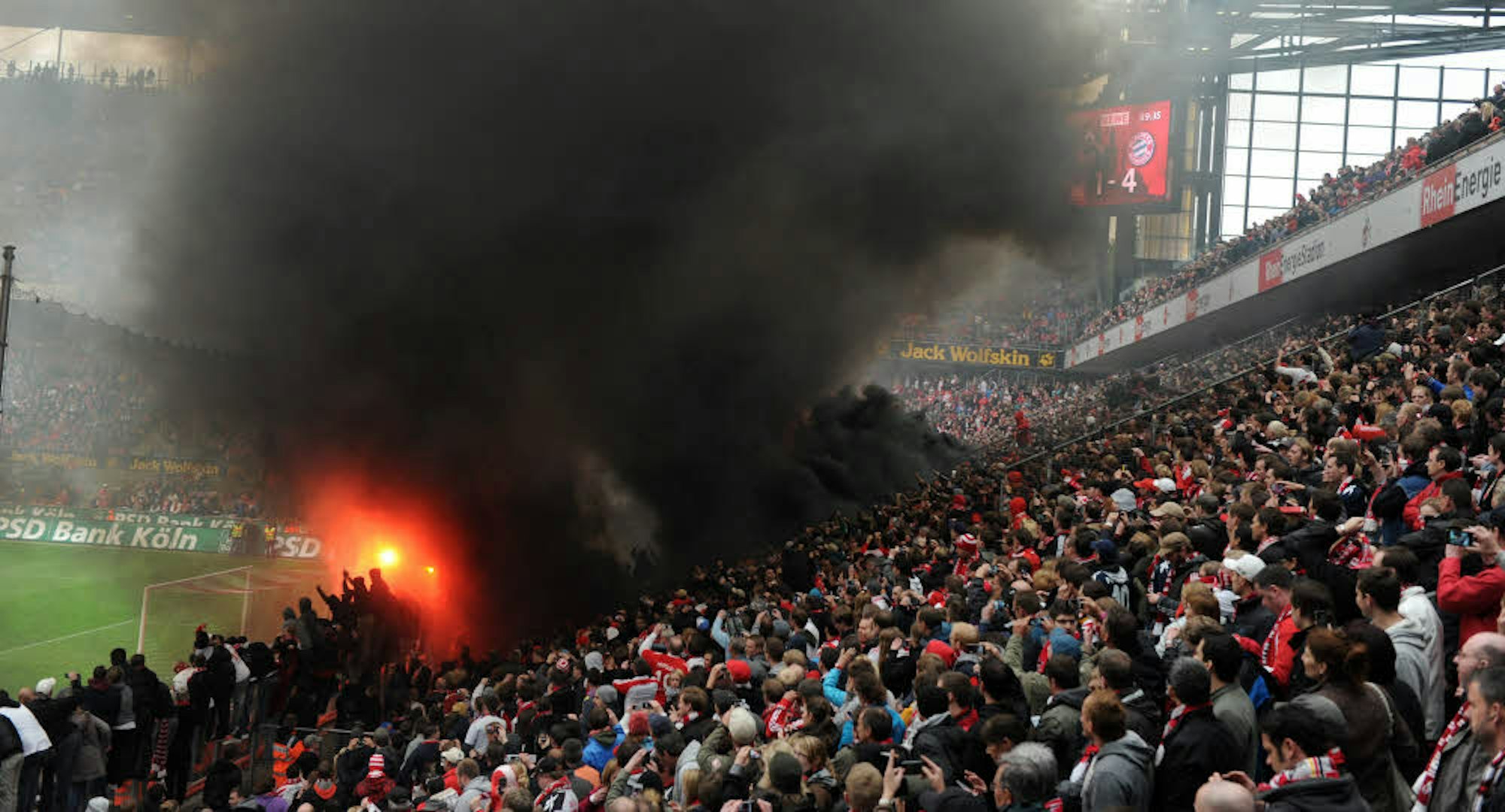Die „Schwarze Wand“ beim Abstieg des FC 2012.