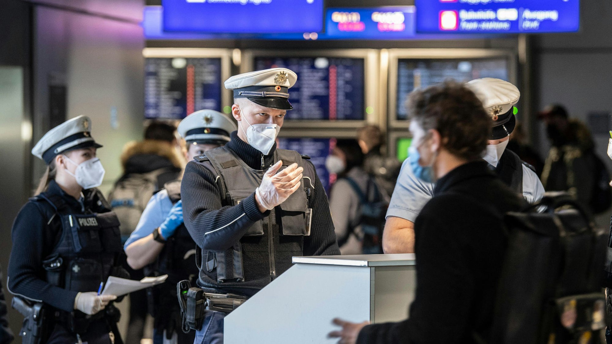 Bundespolizisten kontrollieren am Flughafen
