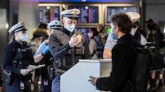 Bundespolizisten kontrollieren am Flughafen