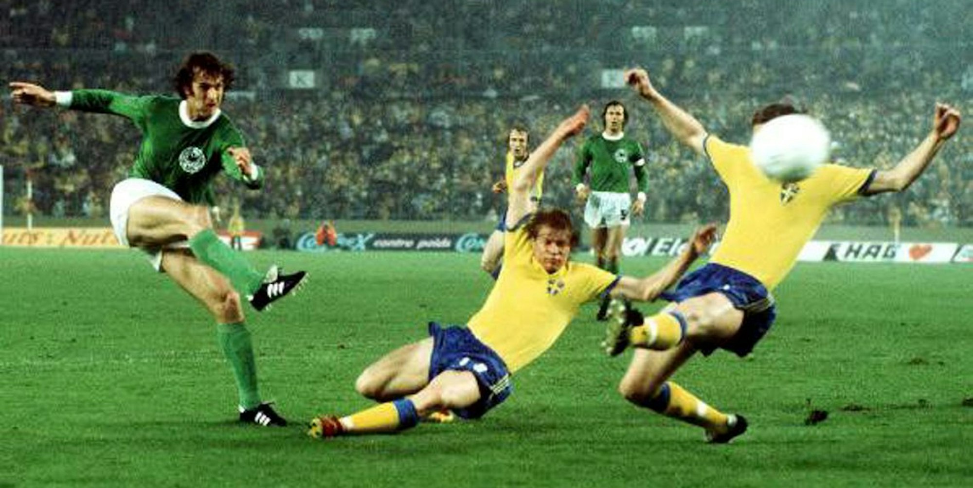 Spiel gedreht: Rainer Bonhof trifft in Düsseldorf zum 2:1 für Deutschland gegen Schweden bei der WM 1974.