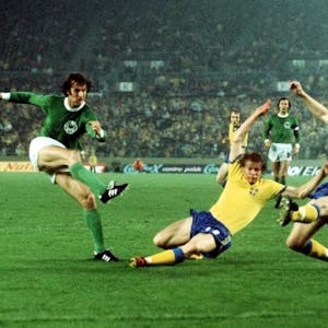 Spiel gedreht: Rainer Bonhof trifft in Düsseldorf zum 2:1 für Deutschland gegen Schweden bei der WM 1974.