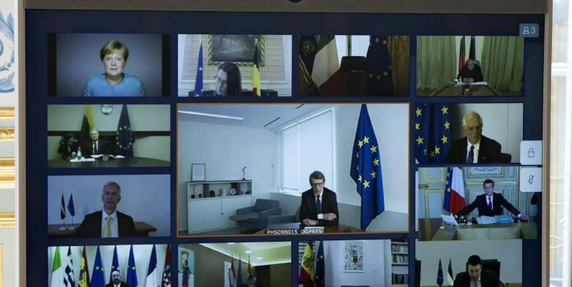 Bundeskanzlerin Merkel (oben links) und andere europäische Staats- und Regierungschefs, sowie Mitglieder des Europäischen Rates, sind während einer Videokonferenz auf einem Bildschirm zu sehen.