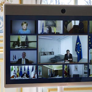 Bundeskanzlerin Merkel (oben links) und andere europäische Staats- und Regierungschefs, sowie Mitglieder des Europäischen Rates, sind während einer Videokonferenz auf einem Bildschirm zu sehen.