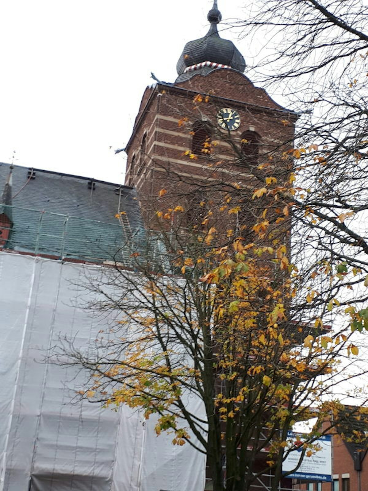 Noch ist die Fassade der Pfarrkirche größtenteils verhüllt. Bis Weihnachten soll das Gerüst abgebaut sein.
