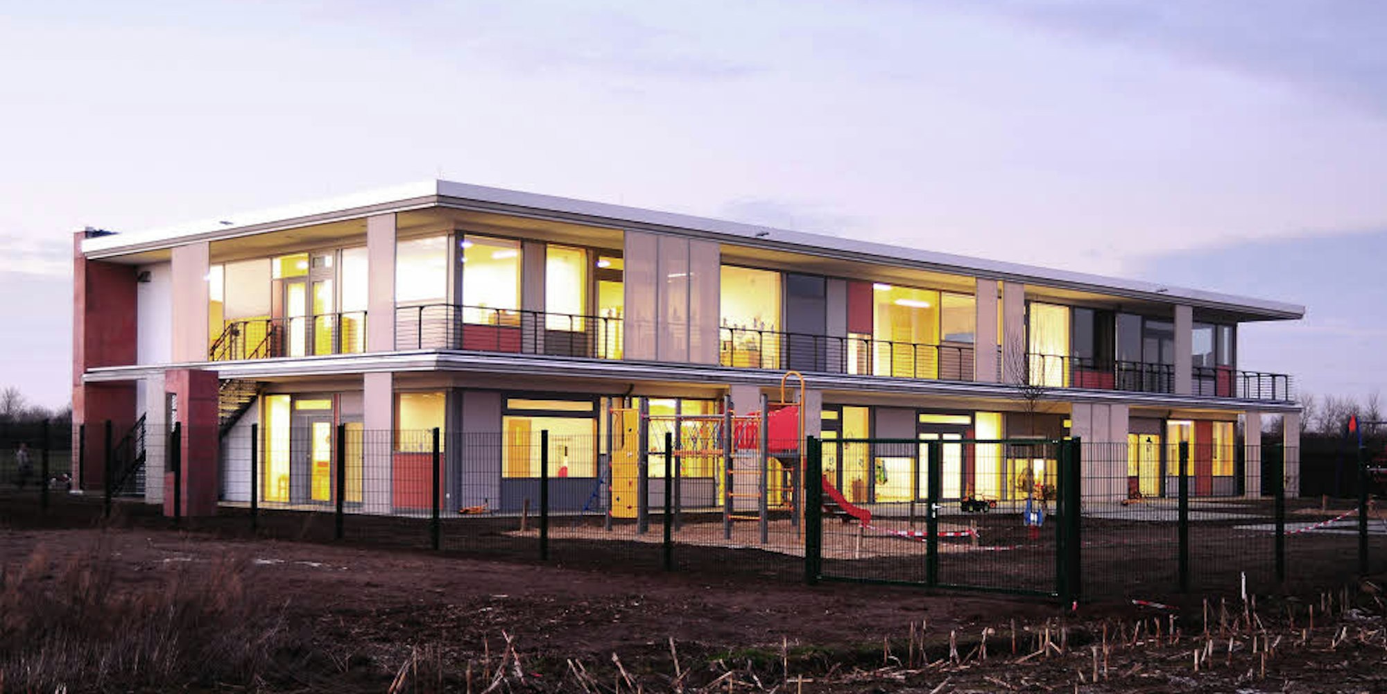 An der Zufahrt in ein neues Wohngebiet in Elsdorf steht nun die neue Kindertagesstätte mit drei offenen Fassaden.