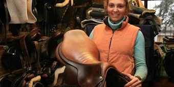 Nina Beljan in der Sattelkammer von Gut Bärbroich: Nach ihrer erfolgreich absolvierten Ausbildung zur Pferdewirtin „Fachrichtung Zucht und Haltung“ schließt die 22-Jährige dort jetzt noch die „Fachrichtung Reiten“ an. (Bild: RN)