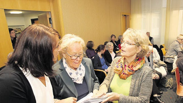 Bürgermeisterin Nicole Sander und die Ausschussvorsitzende Richmut Rein nehmen die Unterschriftenliste von Gertrud Leyser (von links) entgegen.