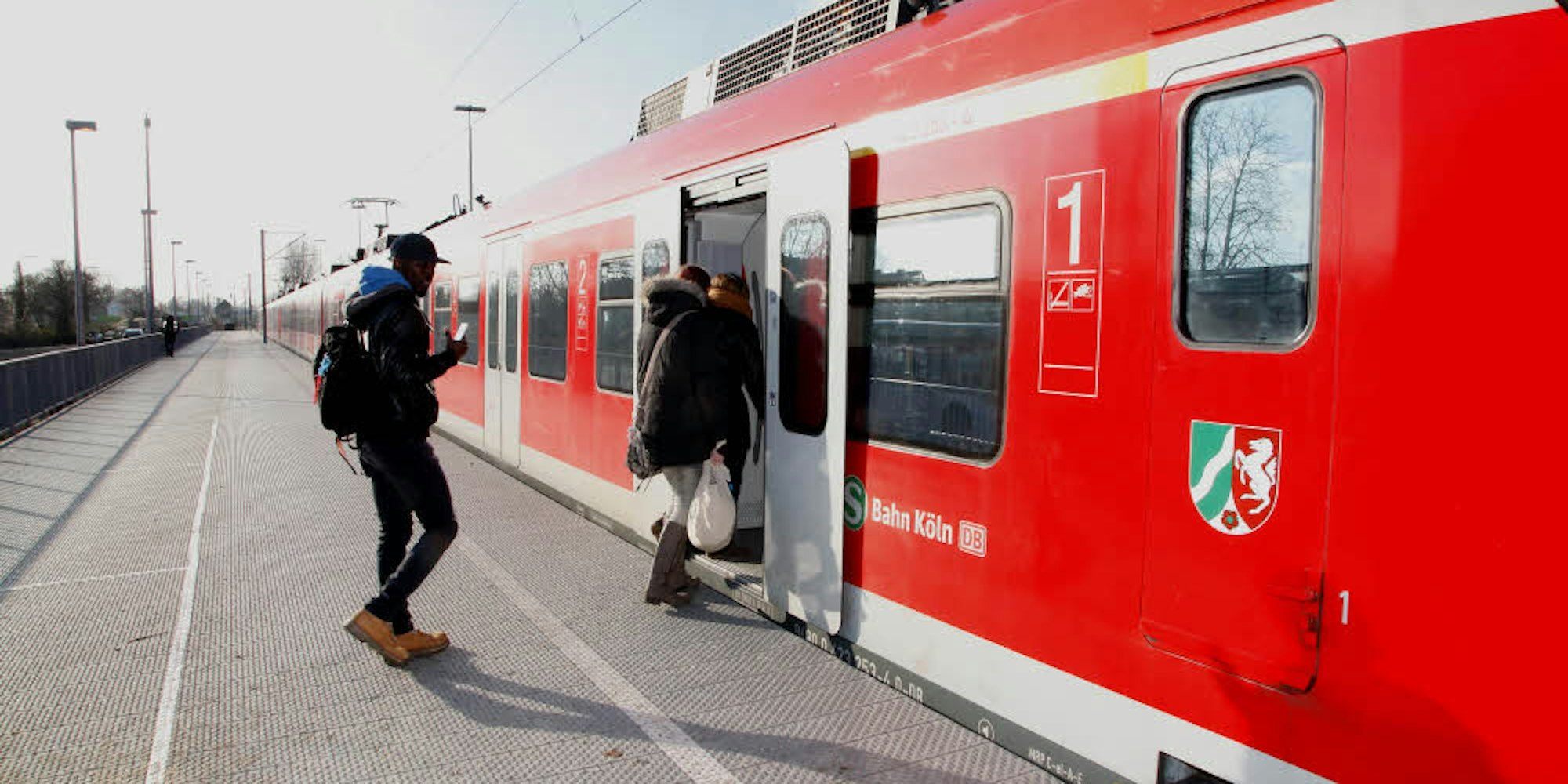 Politiker wünschen sich einen höheren Takt im S-Bahn-Verkehr, um die starke Belastung der Straßen in Gladbach zu verringern.