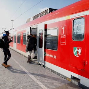 Politiker wünschen sich einen höheren Takt im S-Bahn-Verkehr, um die starke Belastung der Straßen in Gladbach zu verringern.