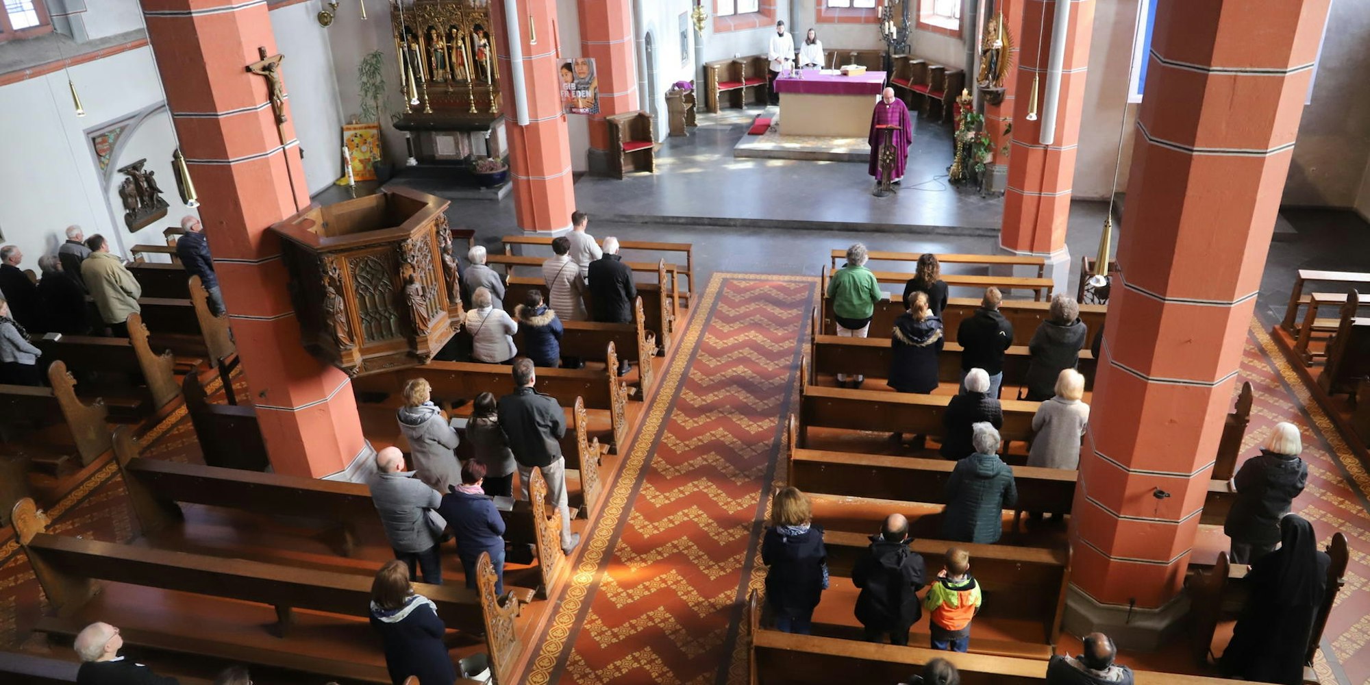 Die bislang letzten Gottesdienste wurden, wie hier von Philipp Cuck in der Schleidener Schlosskirche, am 15. März gefeiert. Ab 1. Mai sind die Gottesdienste unter Auflagen wieder möglich.