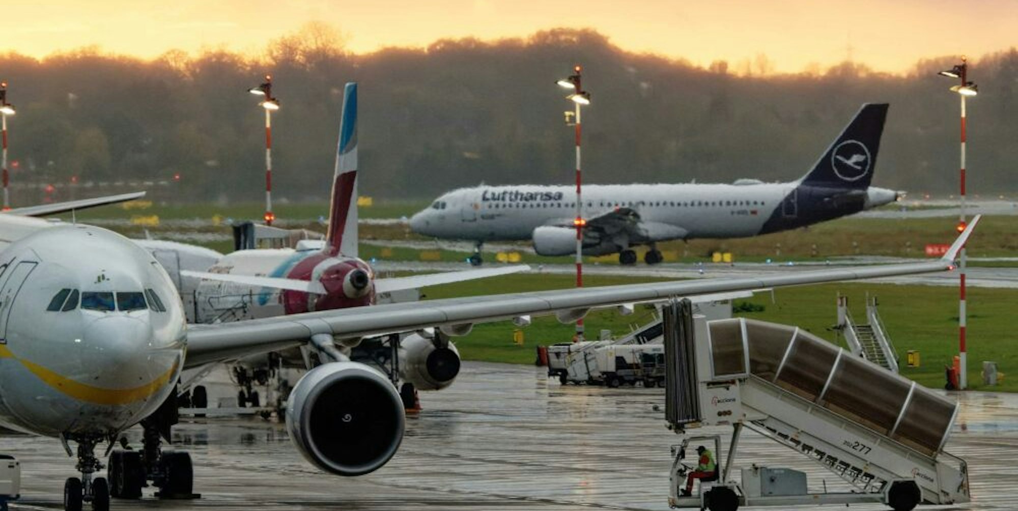 Der Flughafen Düsseldorf möchte in Zukunft mehr Flüge pro Stunde abwickeln können.