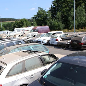 Der Pendlerparkplatz bei Breitenbenden ist Ablagestelle für zerstörte, aber auch nur leicht beschädigte Autos aus dem Bad Münstereifeler Stadtgebiet.