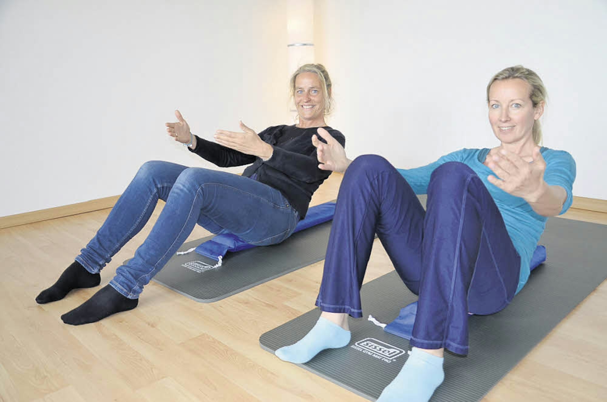 Erfreut über den Erfolg: Katrin Zinke (l.) und Nina Metternich mit ihrem Fitnesstool, das auf Messen und unter Fachleuten viel positive Resonanz bekommt.
