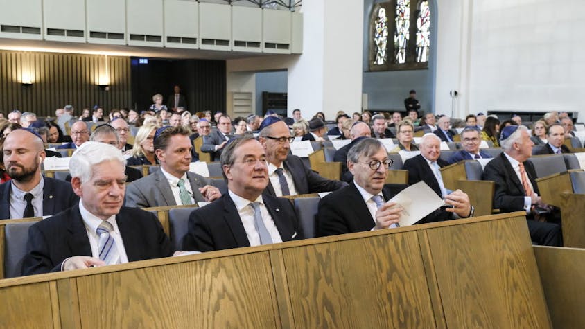 Unter den zahlreichen Gästen wurde vor allem Dr. Josef Schuster (v.l.), Präsident des Zentralrats der Juden in Deutschland, und der NRW-Ministerpräsident Armin Laschet von Synagogenvorstand Abraham Lehrer begrüßt.
