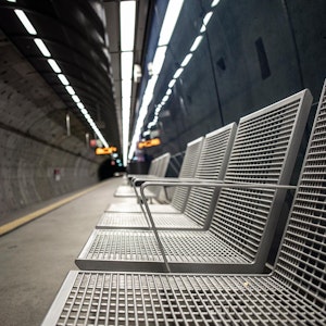 Sitzbänke am U-Bahnhof