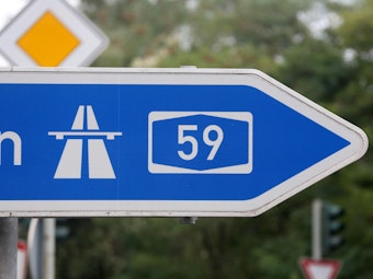 Ein Straßenschild mit dem Hinweis zur Auffahrt zur Autobahn A59.