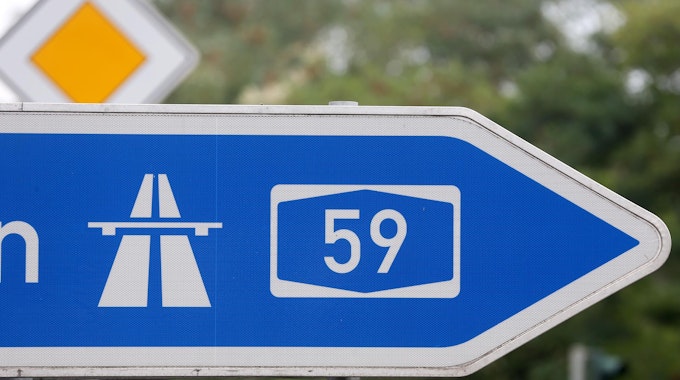Ein Straßenschild mit dem Hinweis zur Auffahrt zur Autobahn A59.&nbsp;