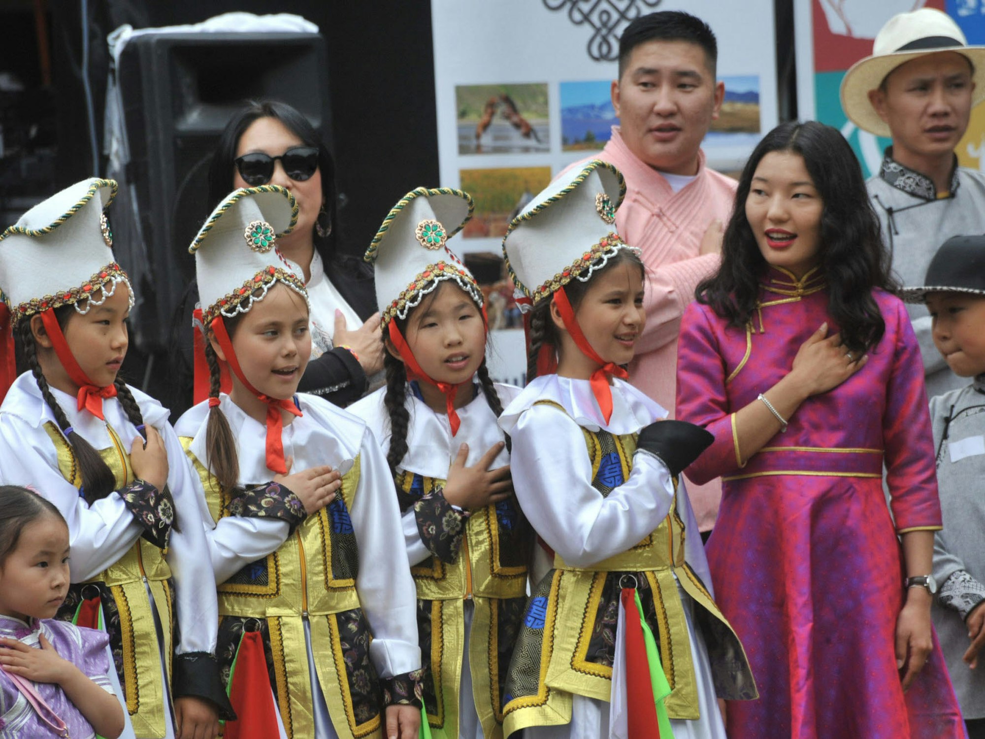 Schüler der mongolischen Schule in Düsseldorf führten in Trachten gewandet traditionelle Tänze auf.