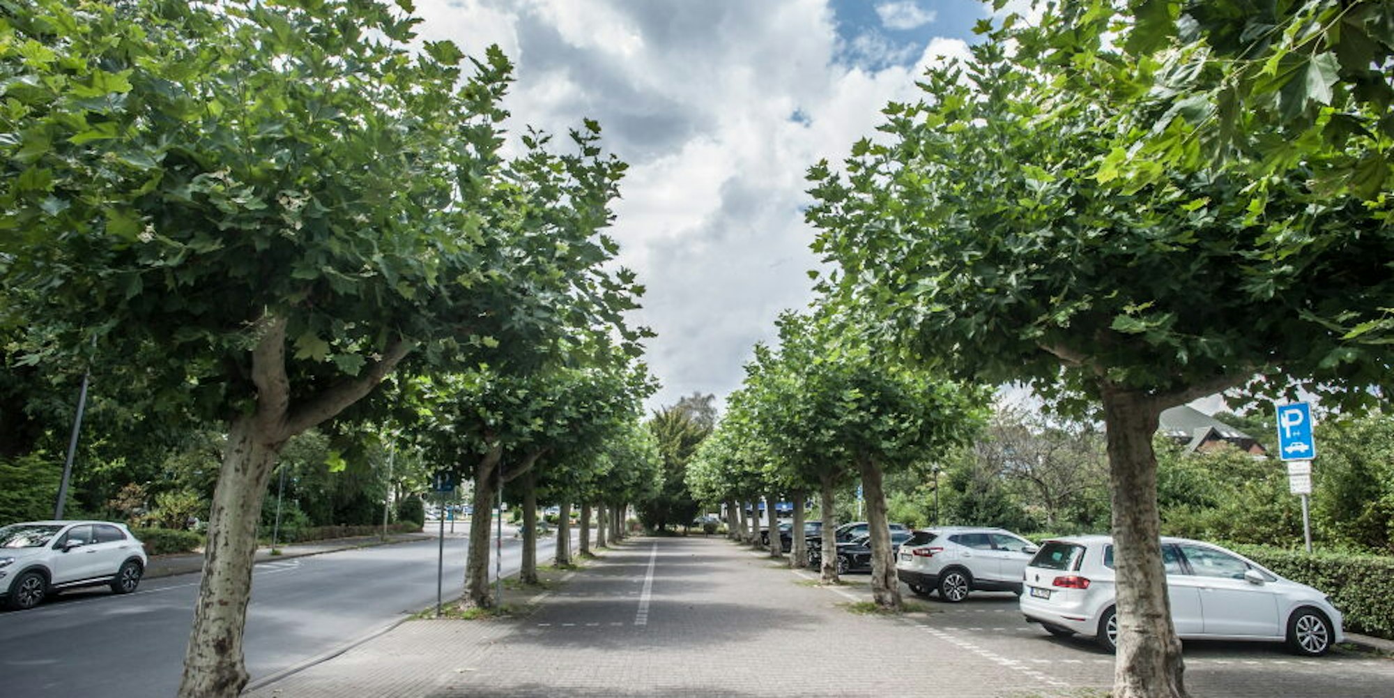 Der Parkplatz an der Montanusstraße soll umgestaltet werden. Nun hat sich der Rat für eine Variante entschieden.