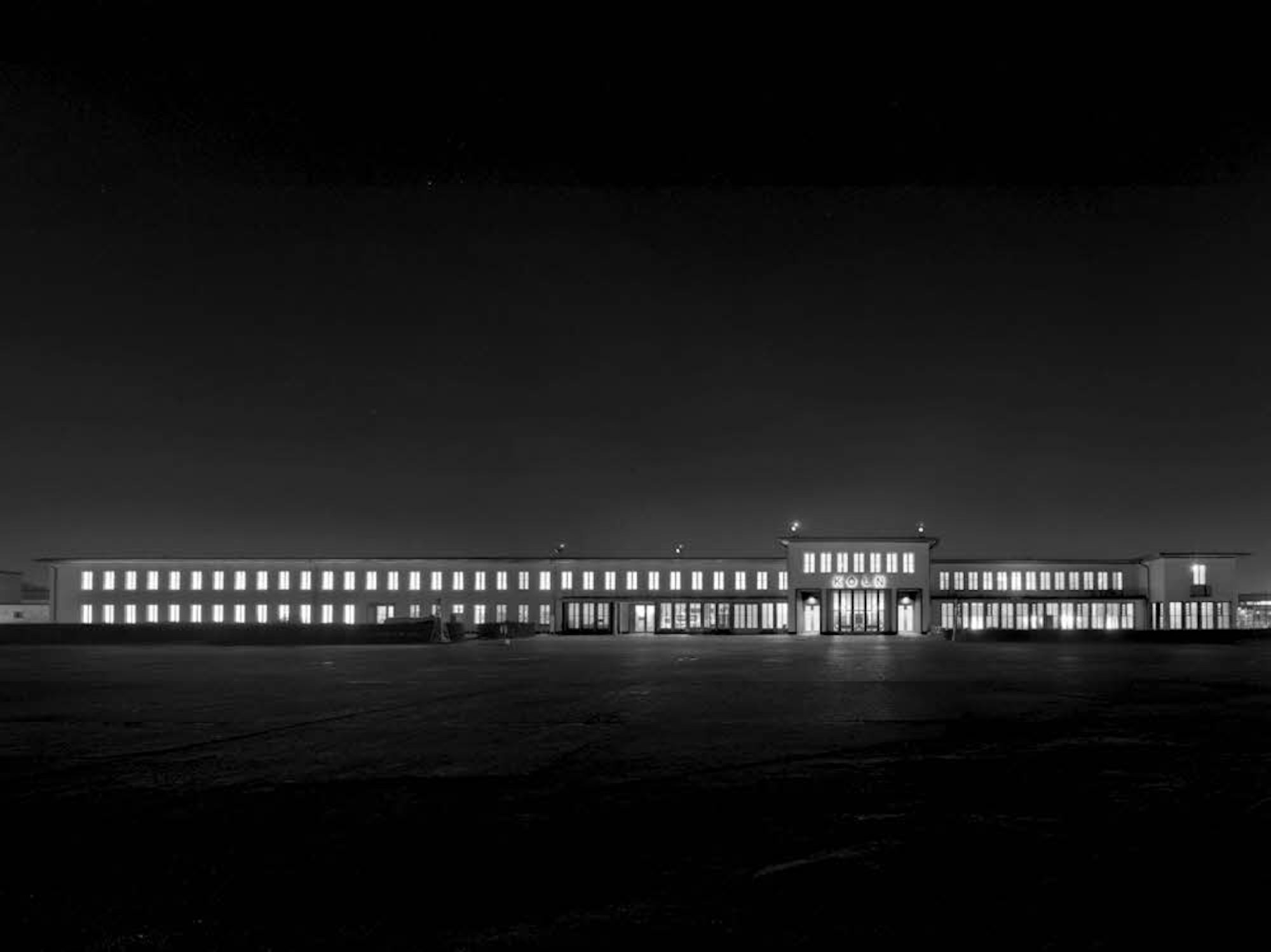 Philipp Robien fotografierte den ehemaligen Flughafen Butzweilerhof, wie er auch vor mehr als 80 Jahren zu sehen war.