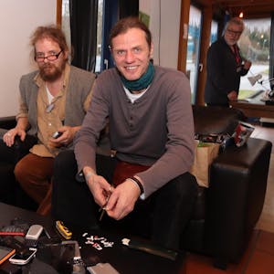 Ingo Winkelströter (l.) und Jens Schierling vom Repair-Café waren überrascht, wie viele alte Handys abgegeben wurden.
