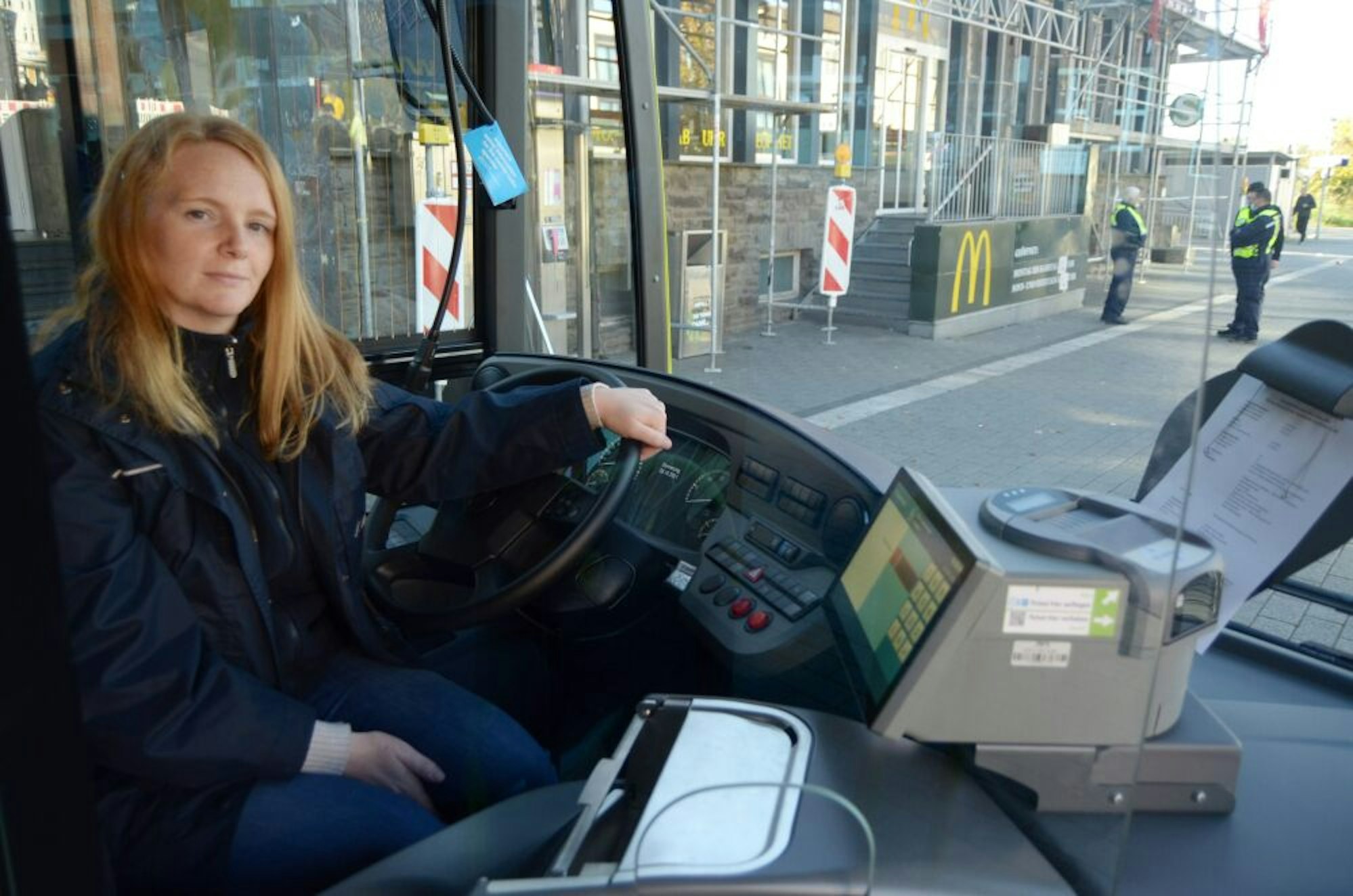 Schätzt den Komfort, die Technik und die Sicherheitseinrichtungen ihres neuen Dienstfahrzeugs: Janine Theis.