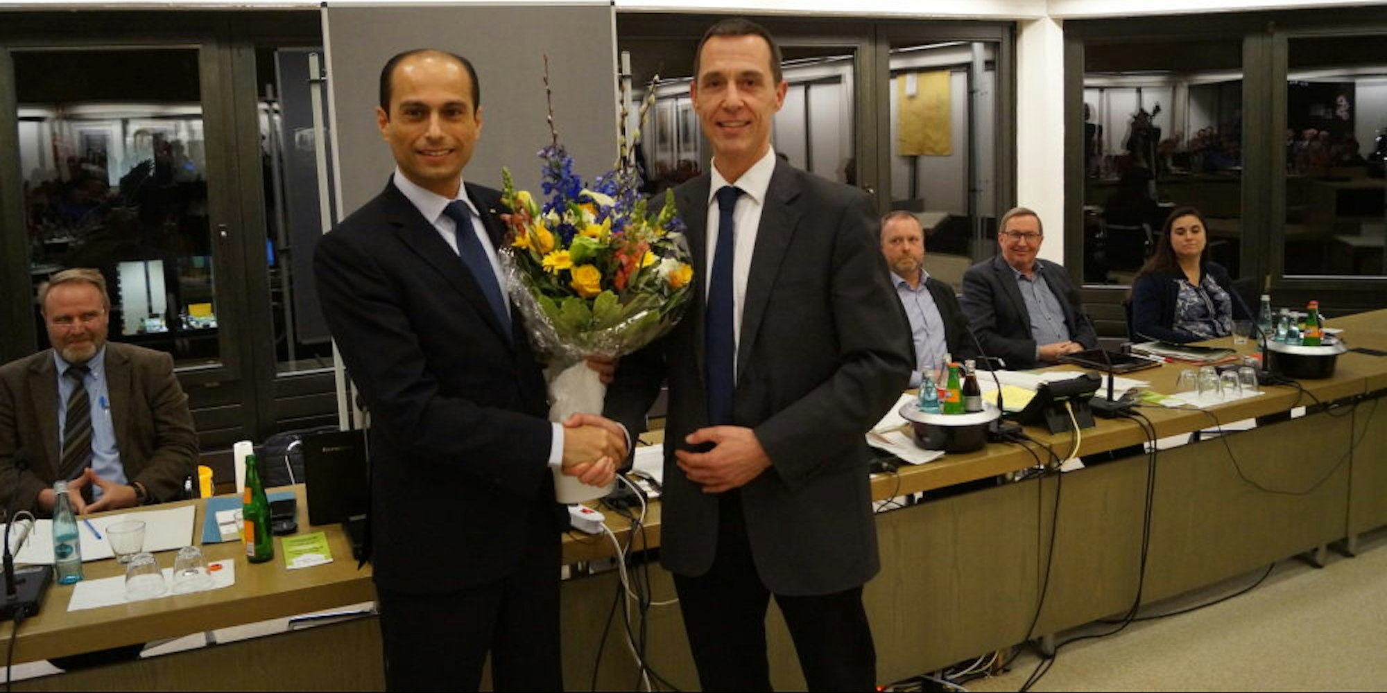 Bürgermeister Dieter Spürck (r.) gratulierte dem neuen 1. Beigeordneten Mahmoud Al-Khatib (l.) nach der Wahl.