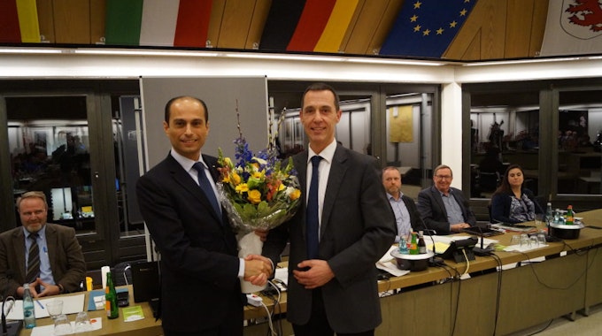 Bürgermeister Dieter Spürck (r.) gratulierte dem neuen 1. Beigeordneten Mahmoud Al-Khatib (l.) nach der Wahl.
